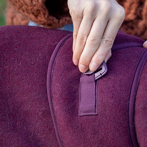 Klittenbandsluiting op de effen keerzijde van de wollen hondenjas