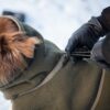 Hoge kraag van de olijfgroene wollen hondenjas wordt om de nek gesloten