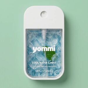 Yommi hondenparfum Cool Water & Mint, witte flacon van 45 ml met blauw ijsetiket op mintgroene achtergrond