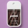 Yommi hondenparfum Vanilla Jasmine, witte flacon van 45 ml met vanillestokjes op het etiket, paarse achtergrond