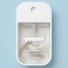 Yommi hondenparfum White Linen, witte flacon van 45 ml met linnenstof op het etiket, lichtblauwe achtergrond