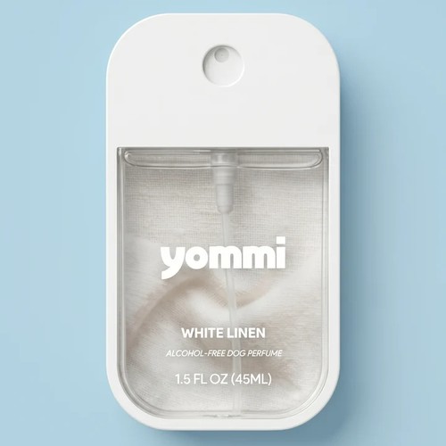 Yommi hondenparfum White Linen, witte flacon van 45 ml met linnenstof op het etiket, lichtblauwe achtergrond