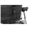Fietsmand met gespen vast in het metalen frame
