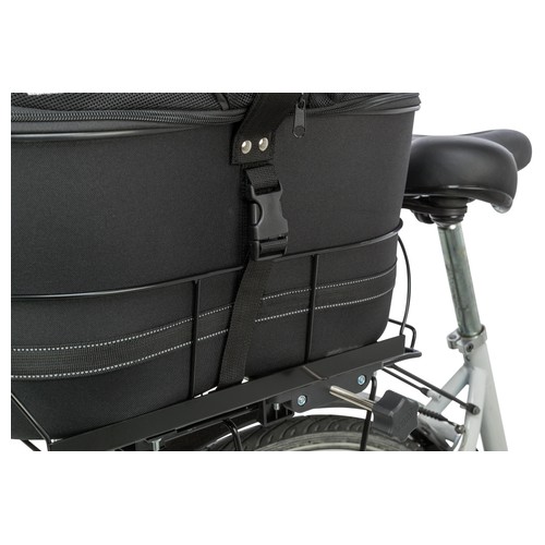 Fietsmand met gespen vast in het metalen frame