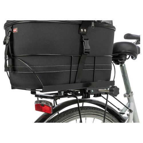 Achterkant van de fietsmand op de bagagedrager