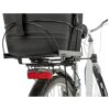Frame van de hondenfietsmand vastgeklemd op de bagagedrager