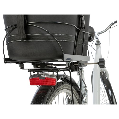 Frame van de hondenfietsmand vastgeklemd op de bagagedrager