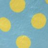 Close up van het lichtblauwe pluche met gele stippen van de Beeztees feestmuts