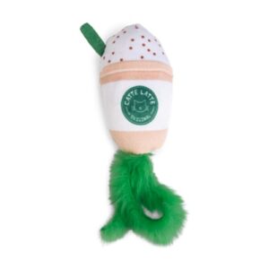 Pluche latte beker uit het Beeztees koffie kattenspeelgoed met groene pluimstaart