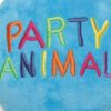 Close up van de geborduurde tekst PARTY ANIMAL in regenboogkleuren op de blauwe pluche ballon