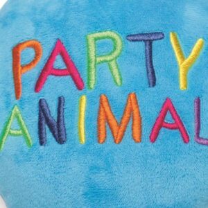 Close up van de geborduurde tekst PARTY ANIMAL in regenboogkleuren op de blauwe pluche ballon