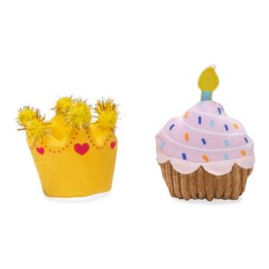 Beeztees Party Cupcake en Kroon kattenspeelgoed naast elkaar