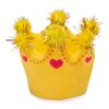 Geel kroontje van kattenspeelgoed met roze hartjes en glinsterende pompons