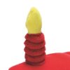 Close up van het rode pluche kaarsje met gele vlam op de Beeztees Party Taart