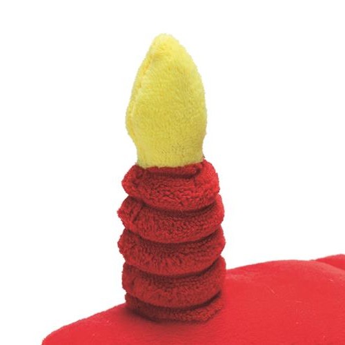 Close up van het rode pluche kaarsje met gele vlam op de Beeztees Party Taart