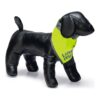 Gele hondenbandana met klittenbandsluiting, zijkant op zwarte etalagehond
