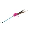 Close up van de Beeztees Tickly kattenhengel met blauwe steel en een roze verenpluim