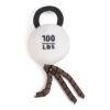 Kettlebell speeltje uit het Beeztees Workout kattenspeelgoed met opdruk 100 LBS en speelse sliertjes