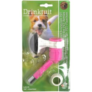 Boon universele drinktuit in roze met witte en zwarte onderdelen, gemonteerd op een petfles naast een hond