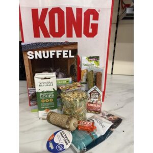 Dierendagpakket voor konijn en knaagdier met knaagrol, hayroll, snacks, Snuffel magazine en KONG shopper