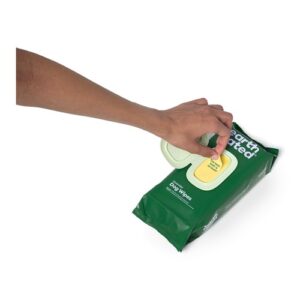 Hand trekt een hondendoekje uit de Earth Rated verpakking