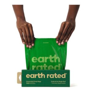 Groen Earth Rated poepzakje wordt uit de doos getrokken