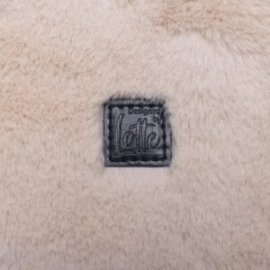 Close up van het Designed by Lotte label op de hondendraagtas
