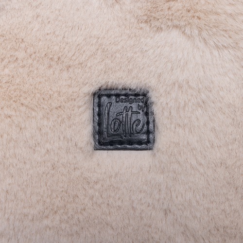 Close up van het Designed by Lotte label op de hondendraagtas