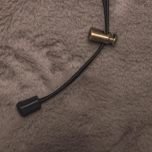 Detail van het verstelbare koord met metalen toggle
