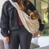 Vrouw draagt kleine hond in de beige hondendraagtas van Designed by Lotte
