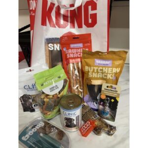 Hondenpakket voor Dierendag met Braaaf snacks, runderrib, blik zalm, veiligheidslampje en KONG shopper