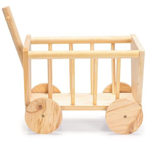 Zijaanzicht van de houten bolderkar met open constructie voor hooi