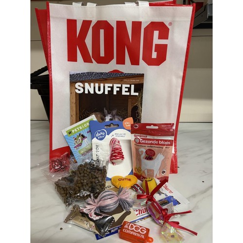 Kattenpakket voor Dierendag met snacks, speeltjes, clicker, Snuffel magazine en KONG shopper
