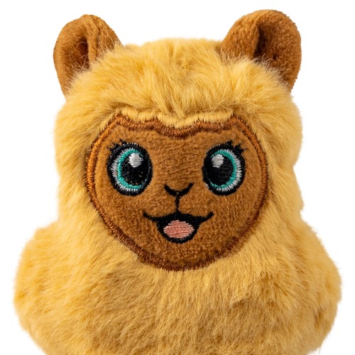 Close-up van het geborduurde gezicht van de KONG Snuzzles Mini Llama hondenknuffel