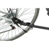 Koppeling van de hondenfietskar bevestigd aan de achteras van een fiets
