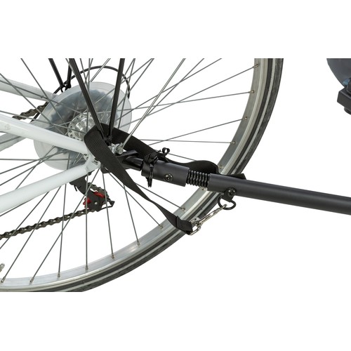 Koppeling van de hondenfietskar bevestigd aan de achteras van een fiets