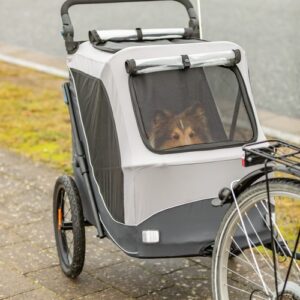 Zijaanzicht van de hondenfietskar met hond die naar buiten kijkt