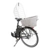 Hondenfietsmand op de fiets met opengeklapt gaas