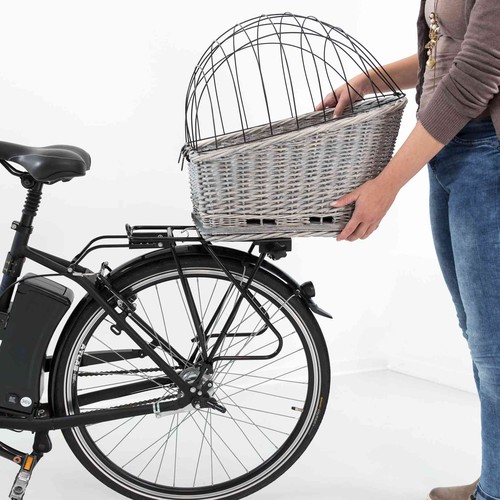 Fietsmand voor hond wordt op de bagagedrager gezet