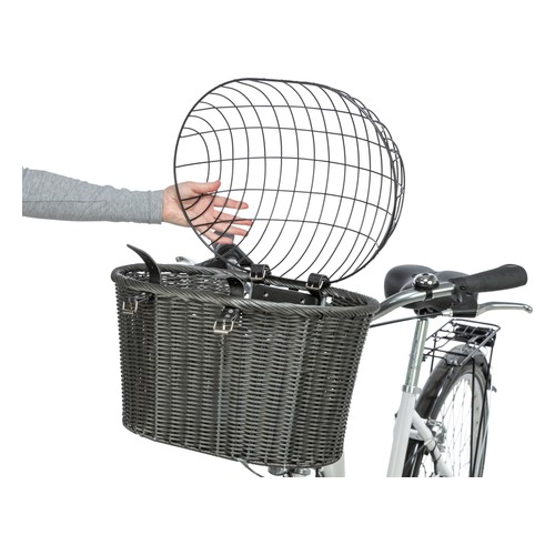 Draadkoepel wordt van de fietsmand voor honden gehaald