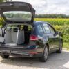 TRIXIE autobench in de kofferbak van een auto, breed aanzicht