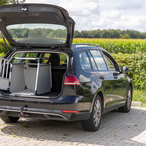TRIXIE autobench in de kofferbak van een auto, breed aanzicht