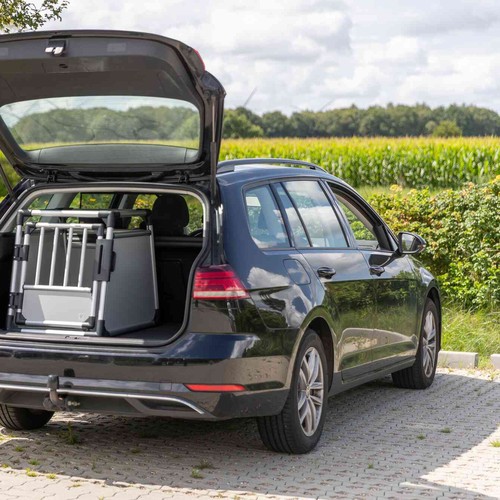 TRIXIE autobench in de kofferbak van een auto, geparkeerd bij een maisveld