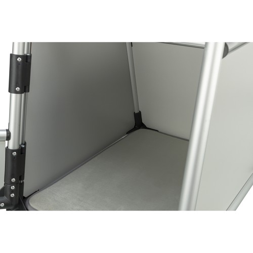 Binnenkant van de autobench met de slipvaste ligmat op de bodem