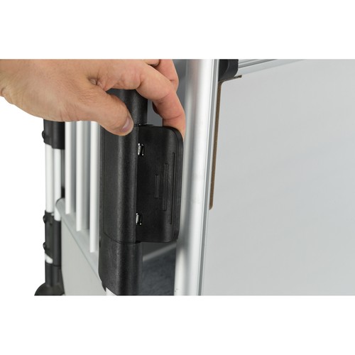 Hand die de veiligheidssluiting van de autobench bedient