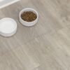 Slipvaste voermat van Trixie op een lichte houten vloer