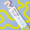 Sachet Amanova Creamy Treats met tonijn en zalm op blauwe achtergrond