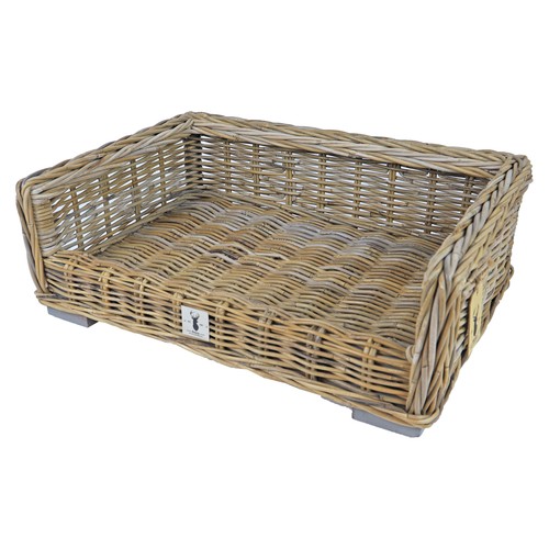 Boony Est 1941 rotan hondenmand op houten pootjes, schuin van voren