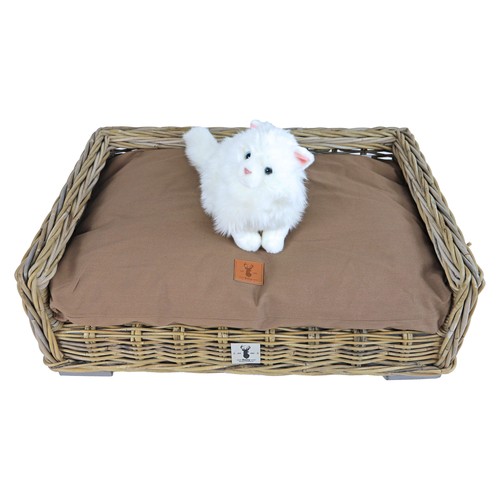 Witte knuffelkat op het kussen in een rotan mand van Boony