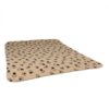 Beige fleece deken met zwarte pootjesprint plat neergelegd